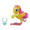 Figurina My Little Pony Ponei de mare cu colier - Fluttershy