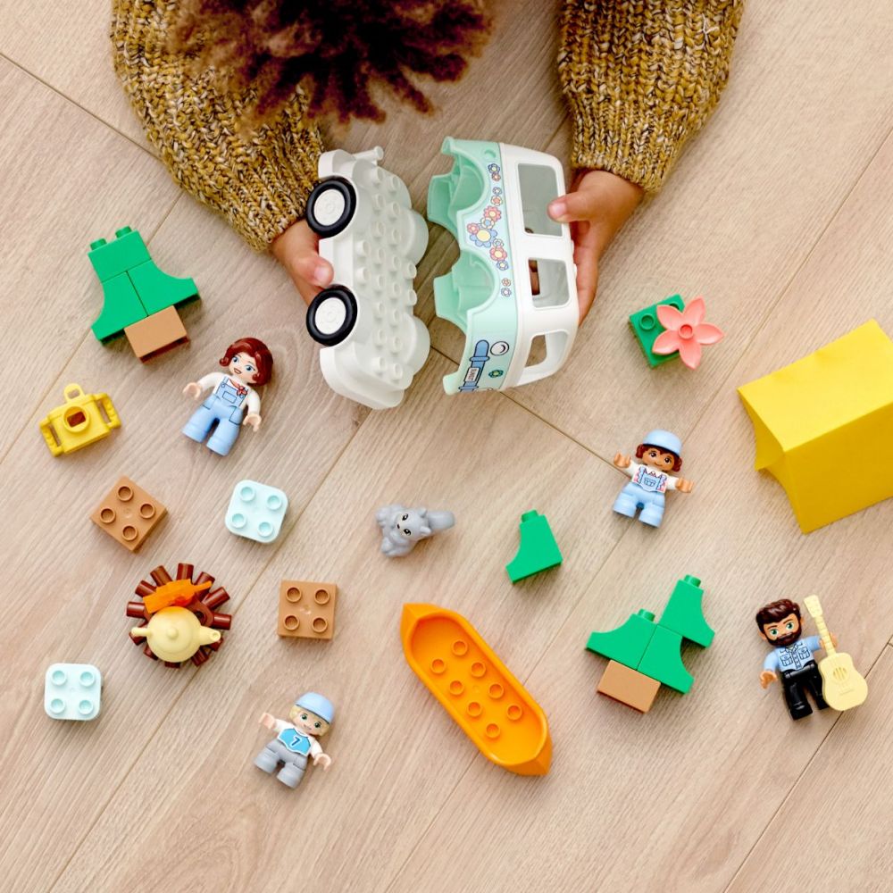 LEGO® Duplo - Aventura cu rulota de vacanta a familiei (10946)