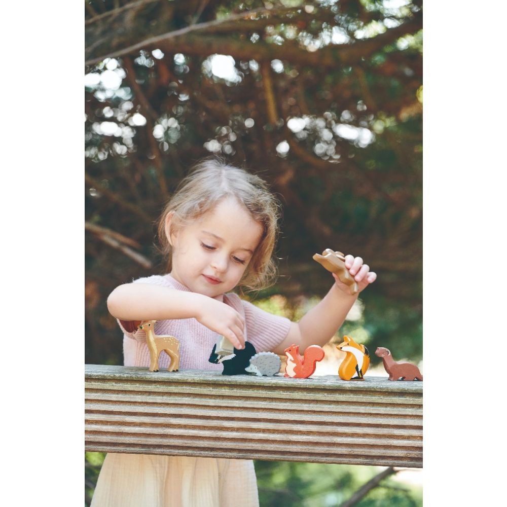 Animalutele padurii pe raft din lemn, Tender Leaf Toys, 8 piese