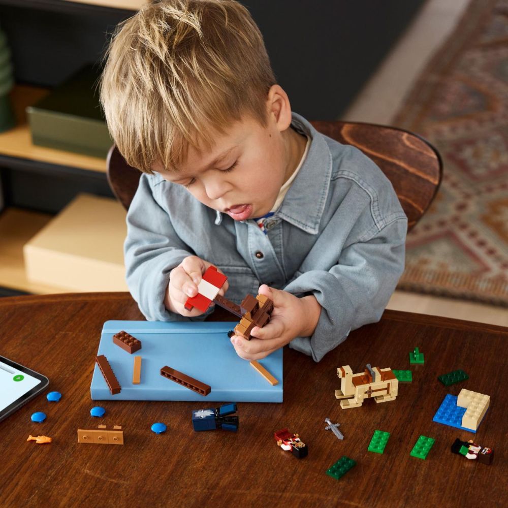 LEGO® Minecraft - Calatorie pe corabia de pirati (21259)