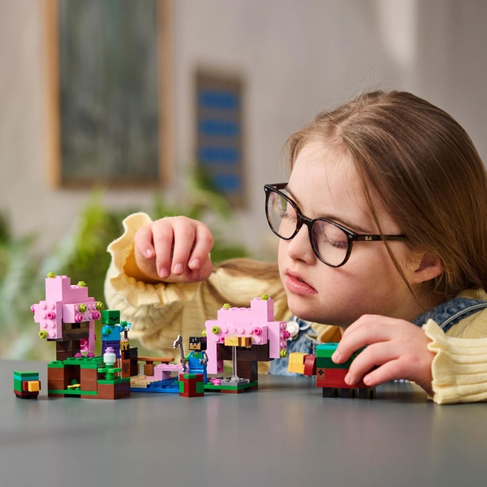LEGO® Minecraft - Gradina cu ciresi infloriti (21260)