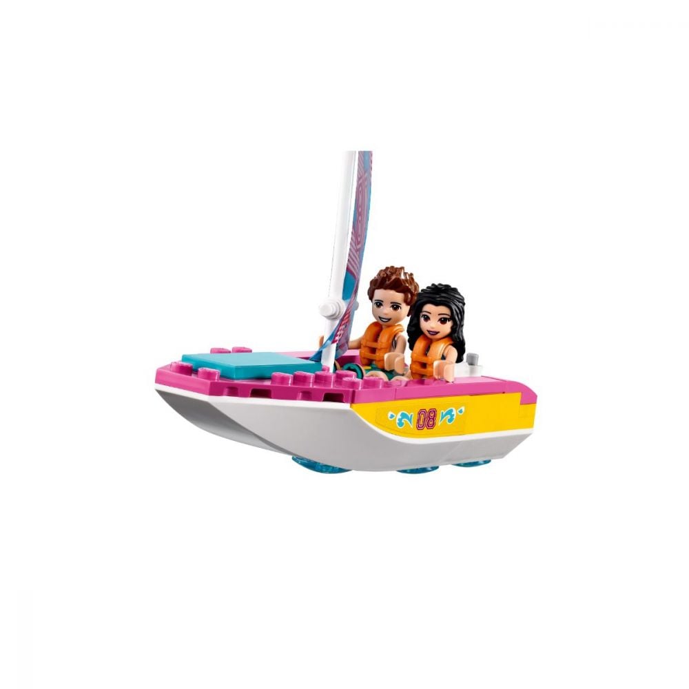 LEGO® Friends - Furgoneta de camping si barca cu panze (41681)