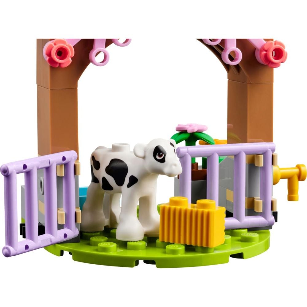 LEGO® Friends - Staul pentru vitelul lui Autumn (42607)