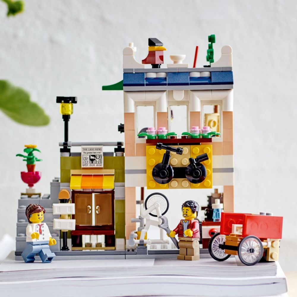 LEGO® Creator - 3 in 1 Restaurantul cu taietei din centrul orasului (31131)