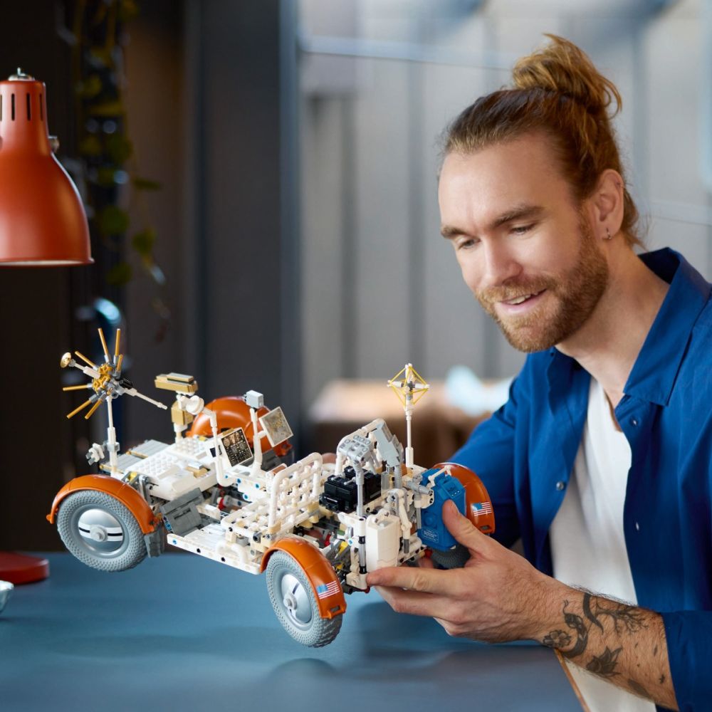 LEGO® Technic - Roverul selenar din misiunile Nasa Apollo (42182)