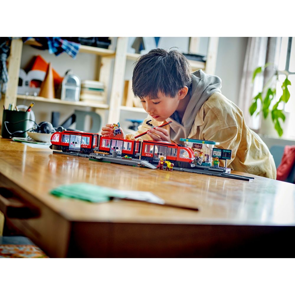 LEGO® City - Statie si tramvai in centrul orasului (60423)