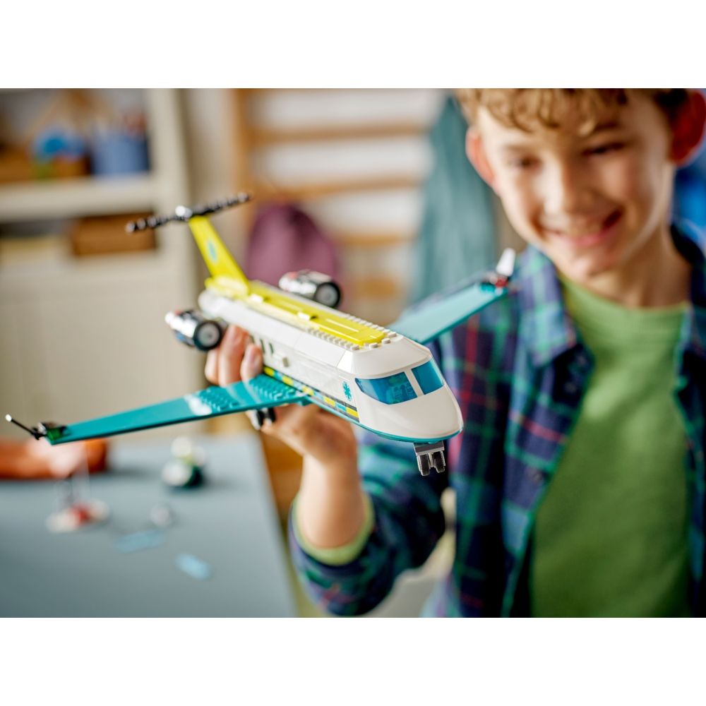 LEGO® City - Avion-ambulanta pentru urgente (60465)