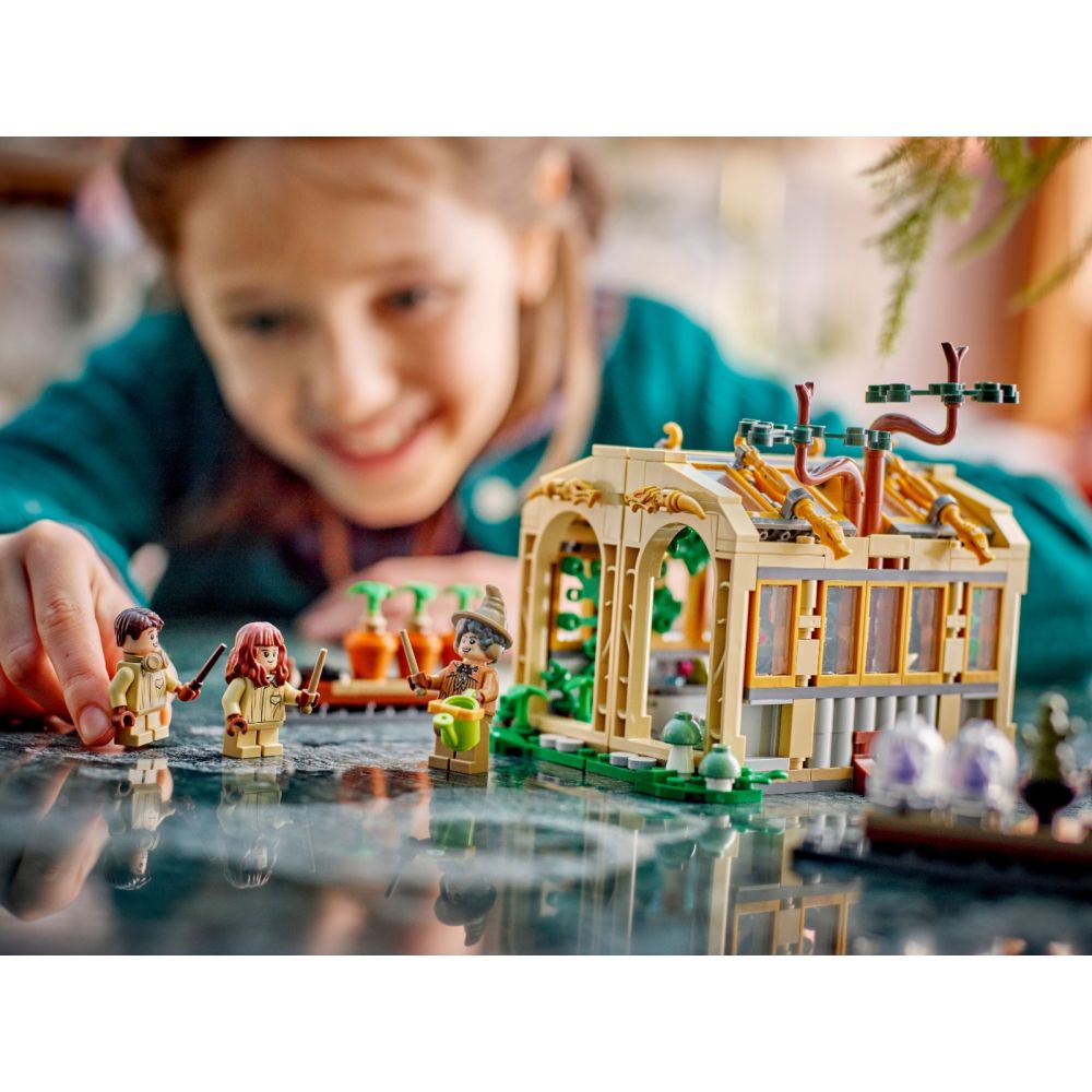 LEGO® Harry Potter - Castelul Hogwarts: Lectie de ierbologie (76445)