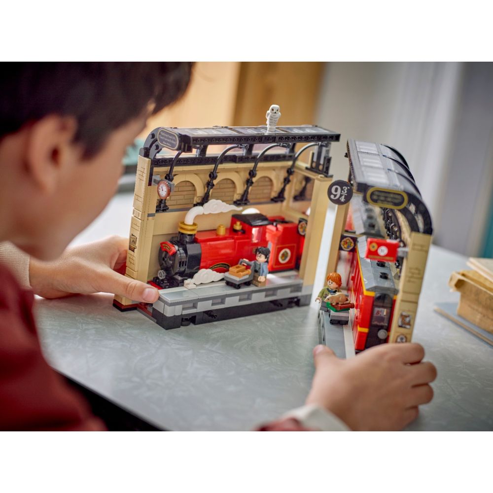 LEGO® Harry Potter - Coltul cu carti: Expresul Hogwarts (76450)