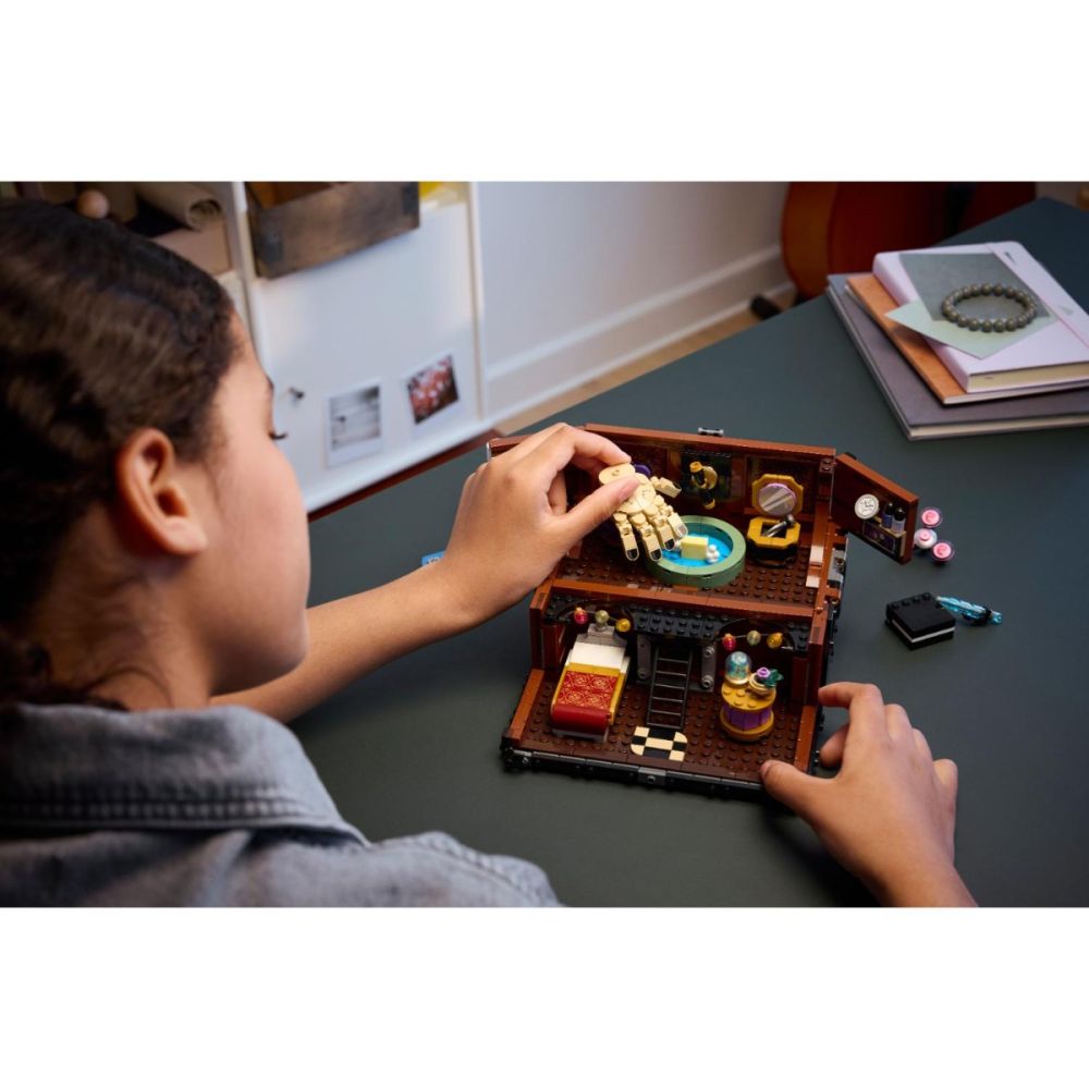LEGO® Wednesday - Apartamentul lui Mana (76785)