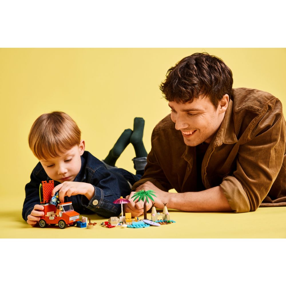 LEGO® Bluey - Calatoria familiei lui Blue cu masina la plaja (11202)