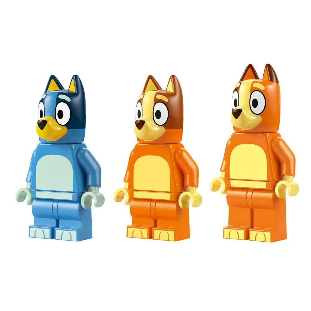 LEGO® Bluey - Calatoria familiei lui Blue cu masina la plaja (11202)