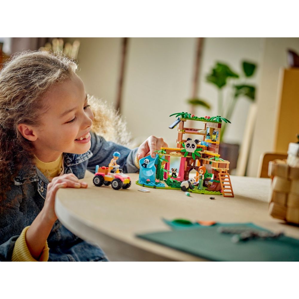 LEGO® Friends - Ingrijirea animalelor de la refugiul pentru panda (42648)