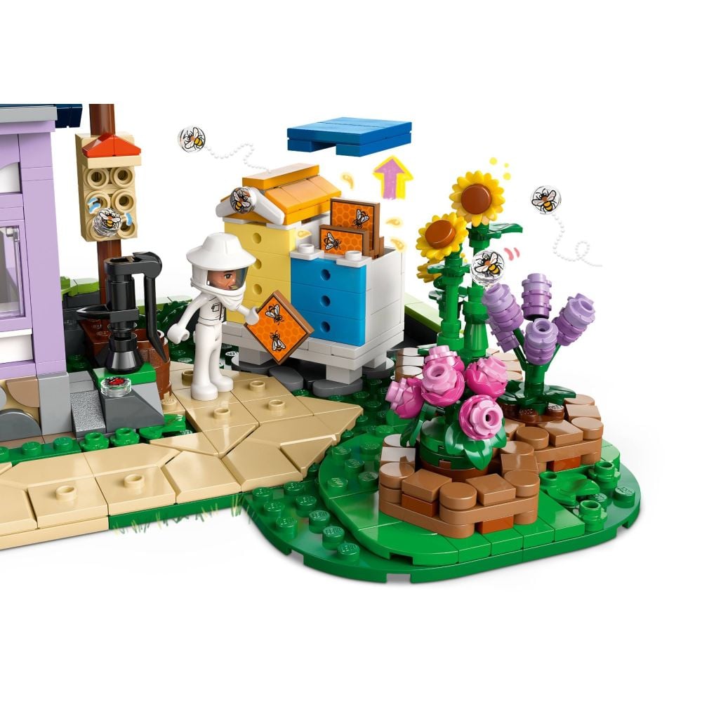 LEGO® Friends - Casa apicultorilor si gradina cu flori (42669)