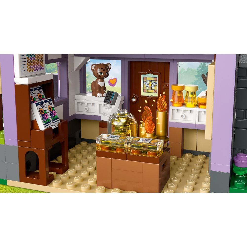 LEGO® Friends - Casa apicultorilor si gradina cu flori (42669)