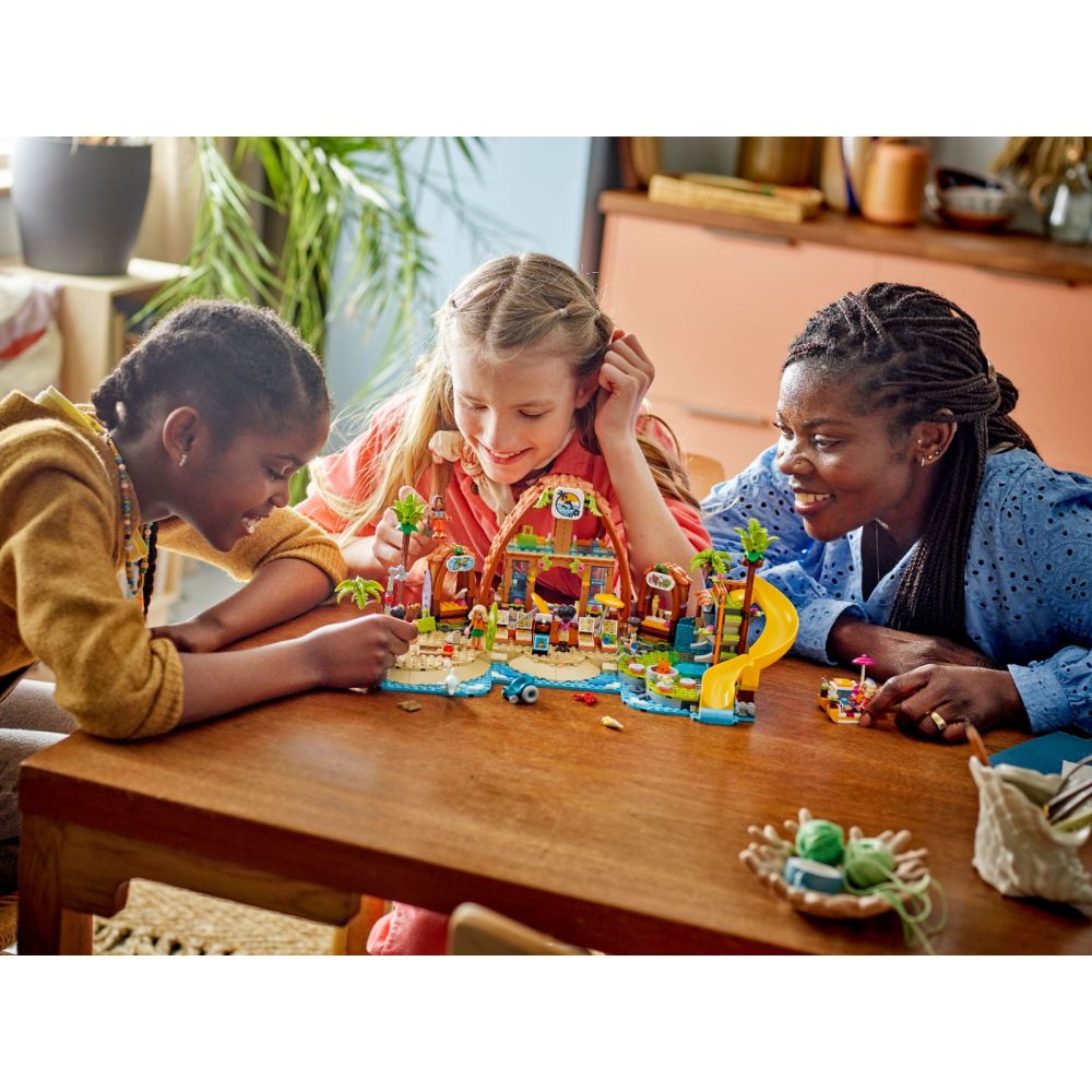 LEGO® Friends - Statiune de pe litoral pentru vacanta cu familia (42673)