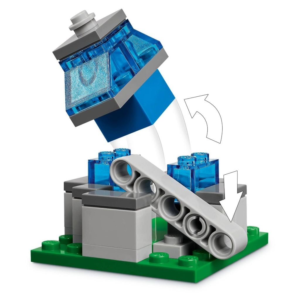 LEGO® Minecraft - Atacul baloanelor Ghast asupra satului (21273)