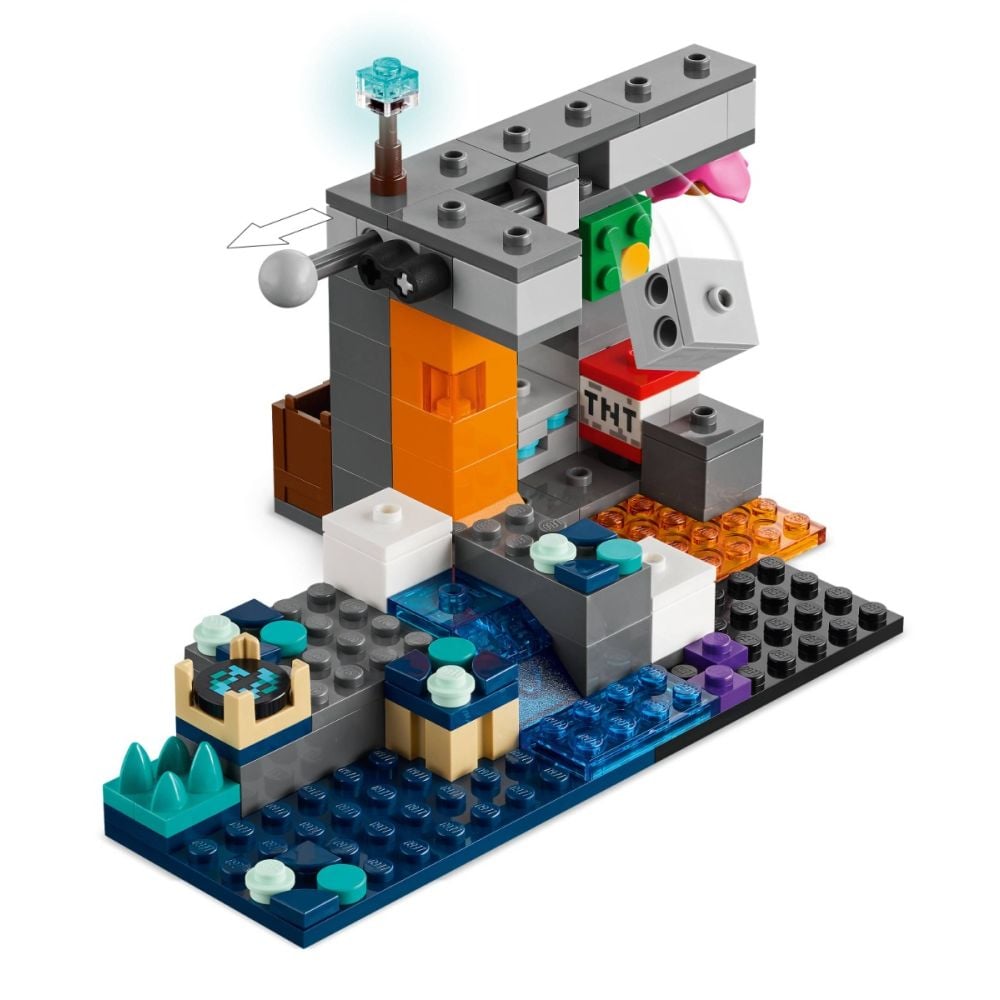 LEGO® Minecraft - Intalnirea cu Temnicerul (21274)