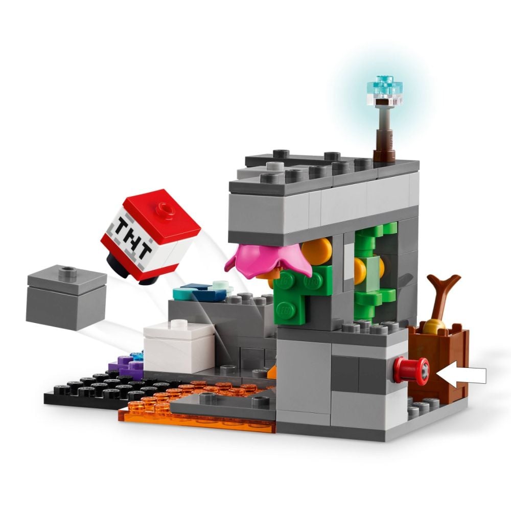 LEGO® Minecraft - Intalnirea cu Temnicerul (21274)