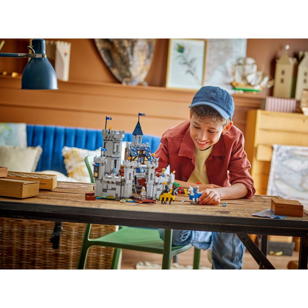 LEGO® Creator - Castel medieval cu cai si cavaleri (31168)