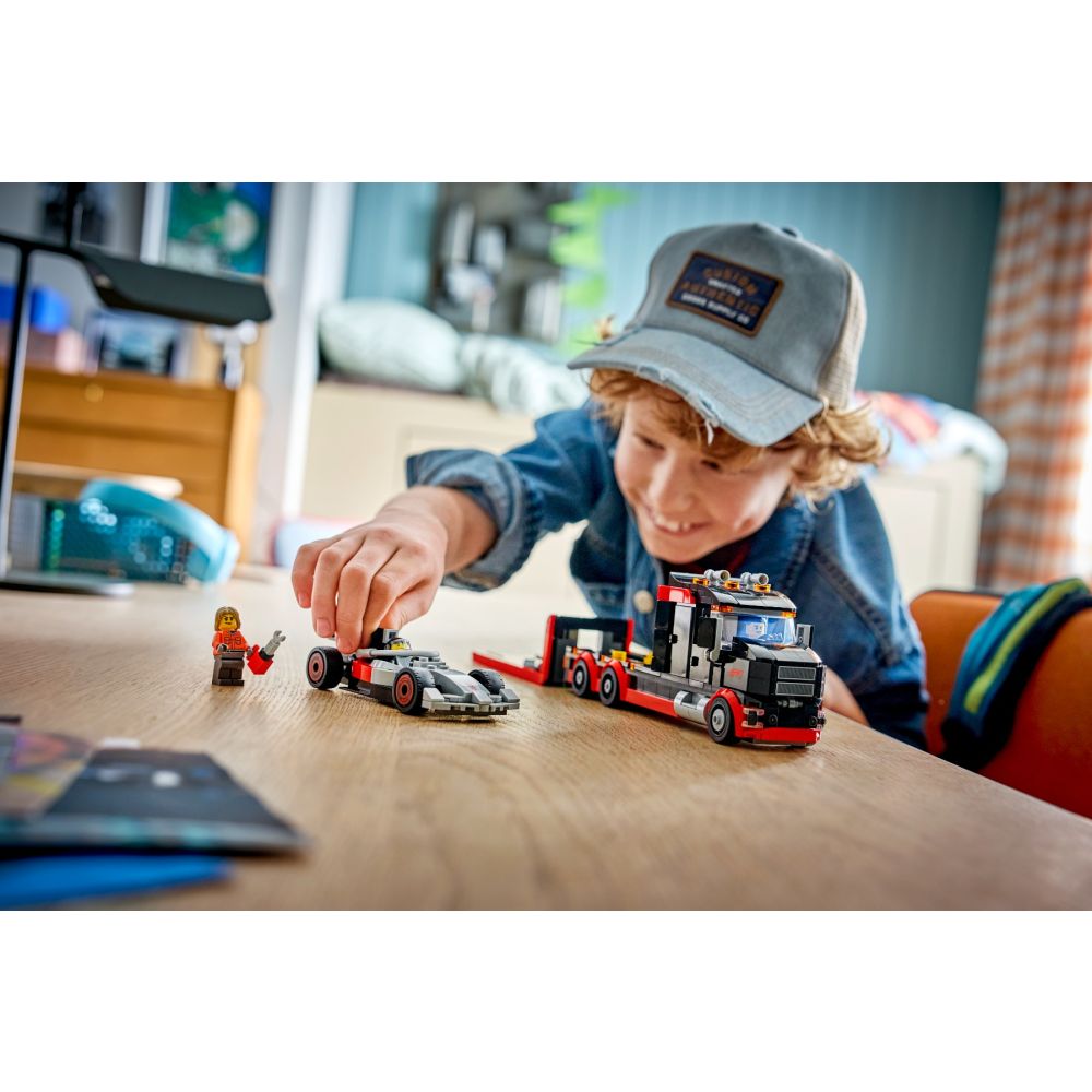 LEGO® City - Camion de prezentare F1 cu masina de curse Audi F1 (60493)