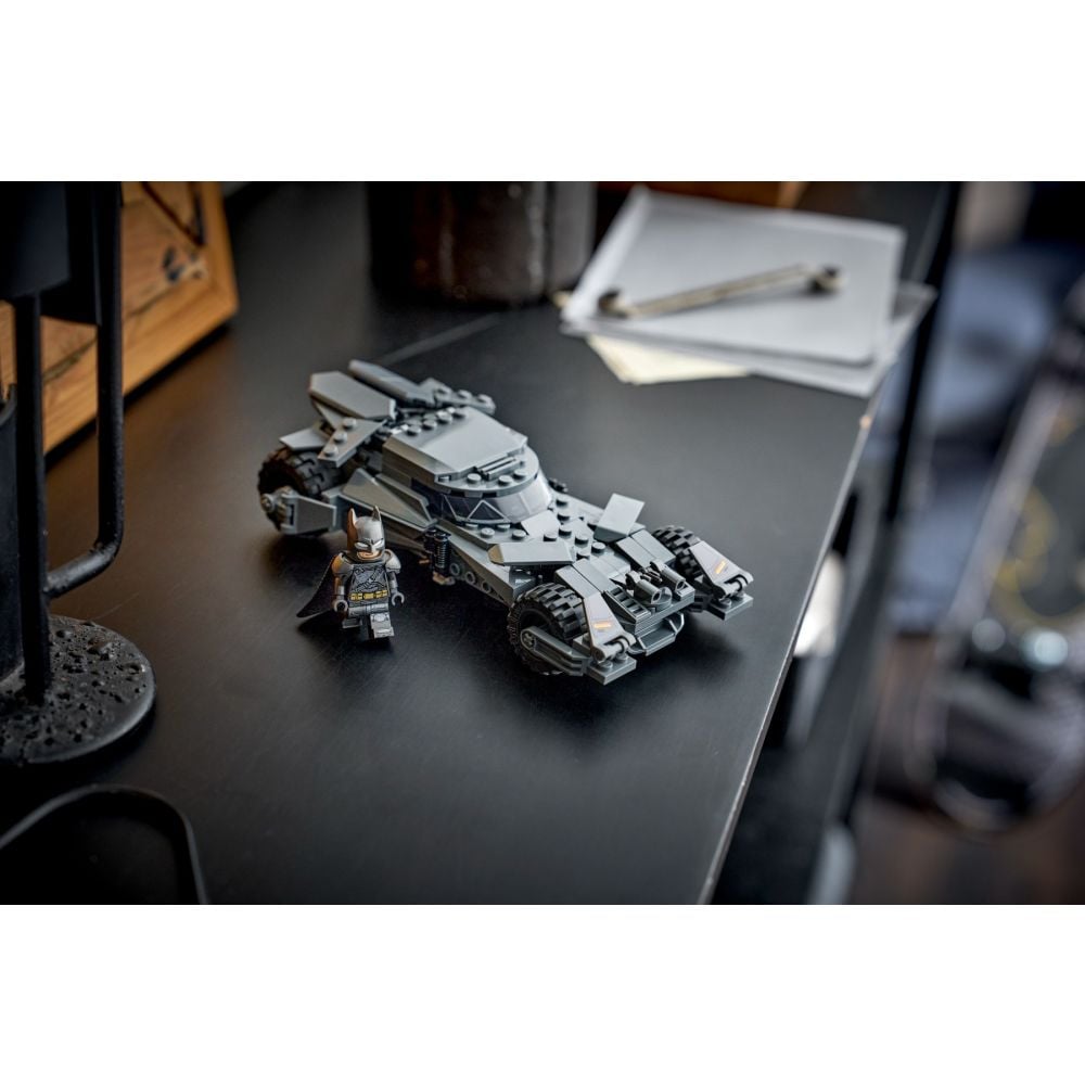 LEGO® Super Heroes - Batmobilul din Batman vs Superman (76331)