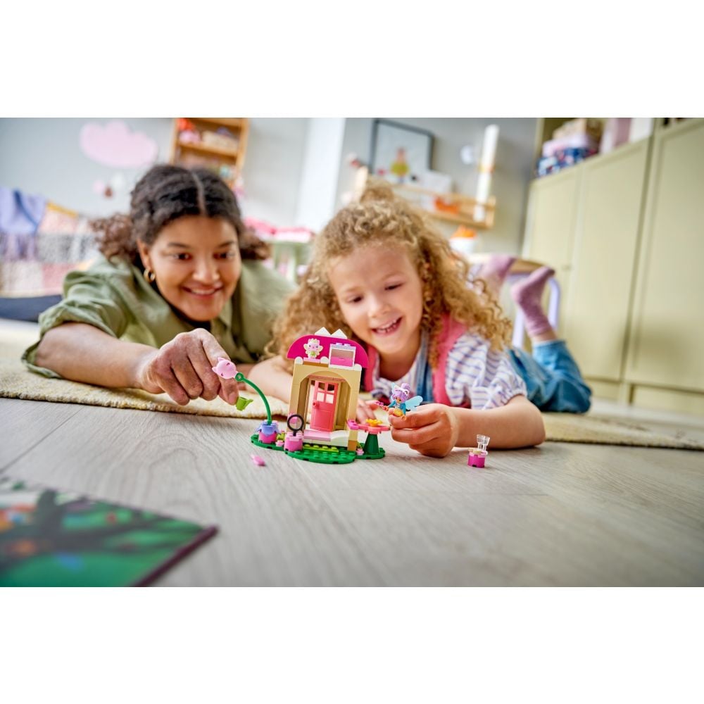 LEGO® Gabbys Dollhouse - Casuta din gradina a Miau-Zanei (11212)
