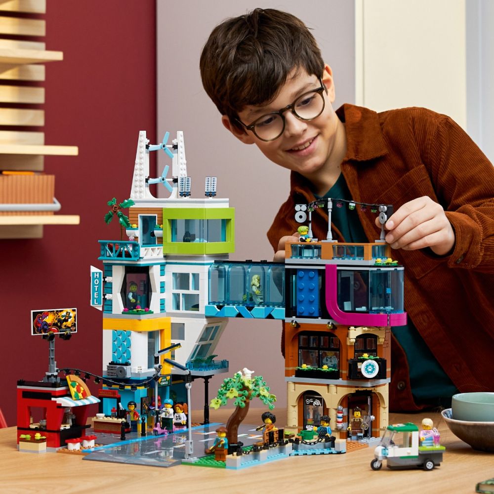LEGO® City - Centrul orasului (60380)