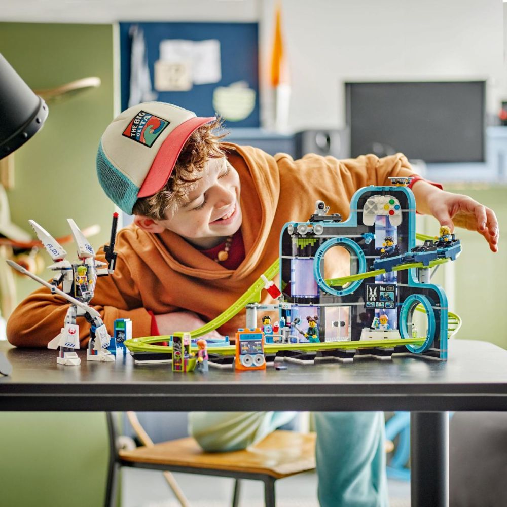 LEGO® City - Parc cu roller-coaster Lumea Robotilor (60421)