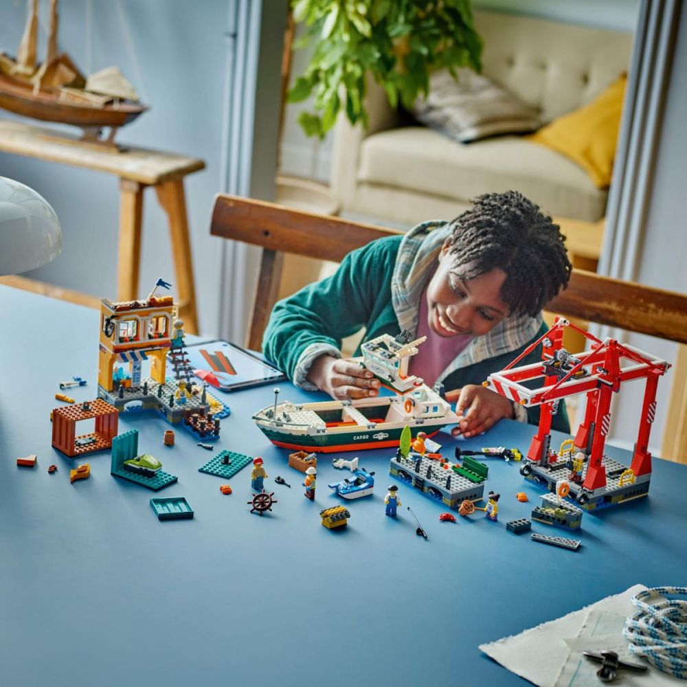 LEGO® City - Port si nava de transport marfa (60422)