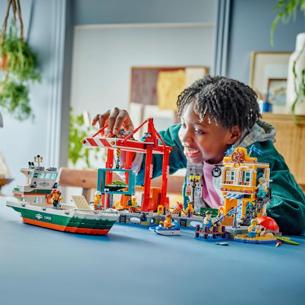 LEGO® City - Port si nava de transport marfa (60422)