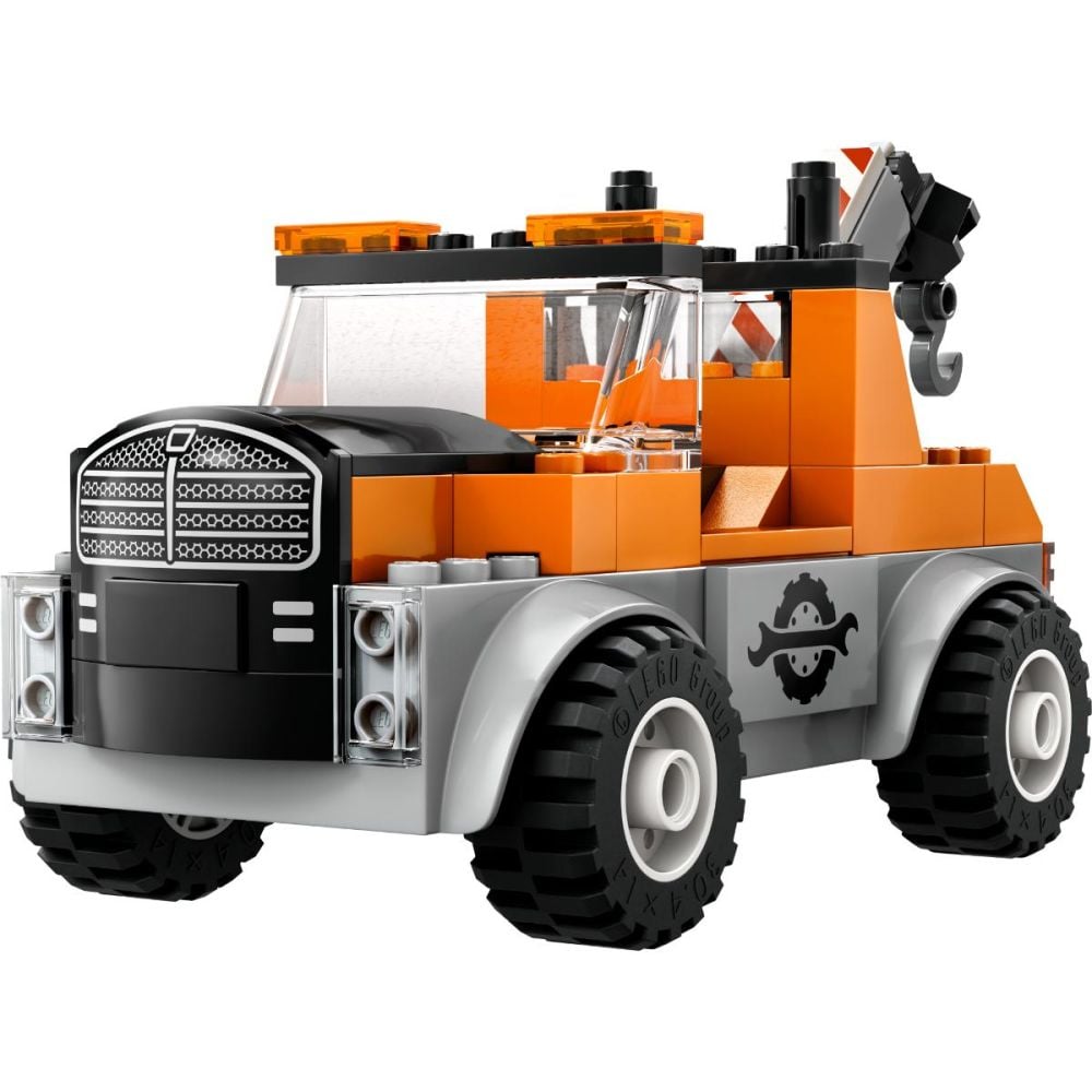 LEGO® City - Camioneta de tractare si masina sport (60435)