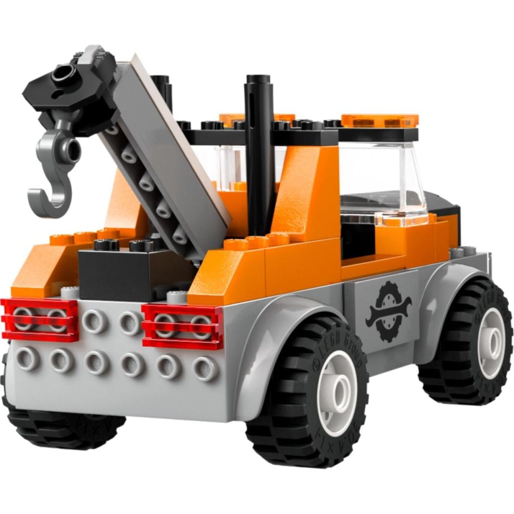 LEGO® City - Camioneta de tractare si masina sport (60435)