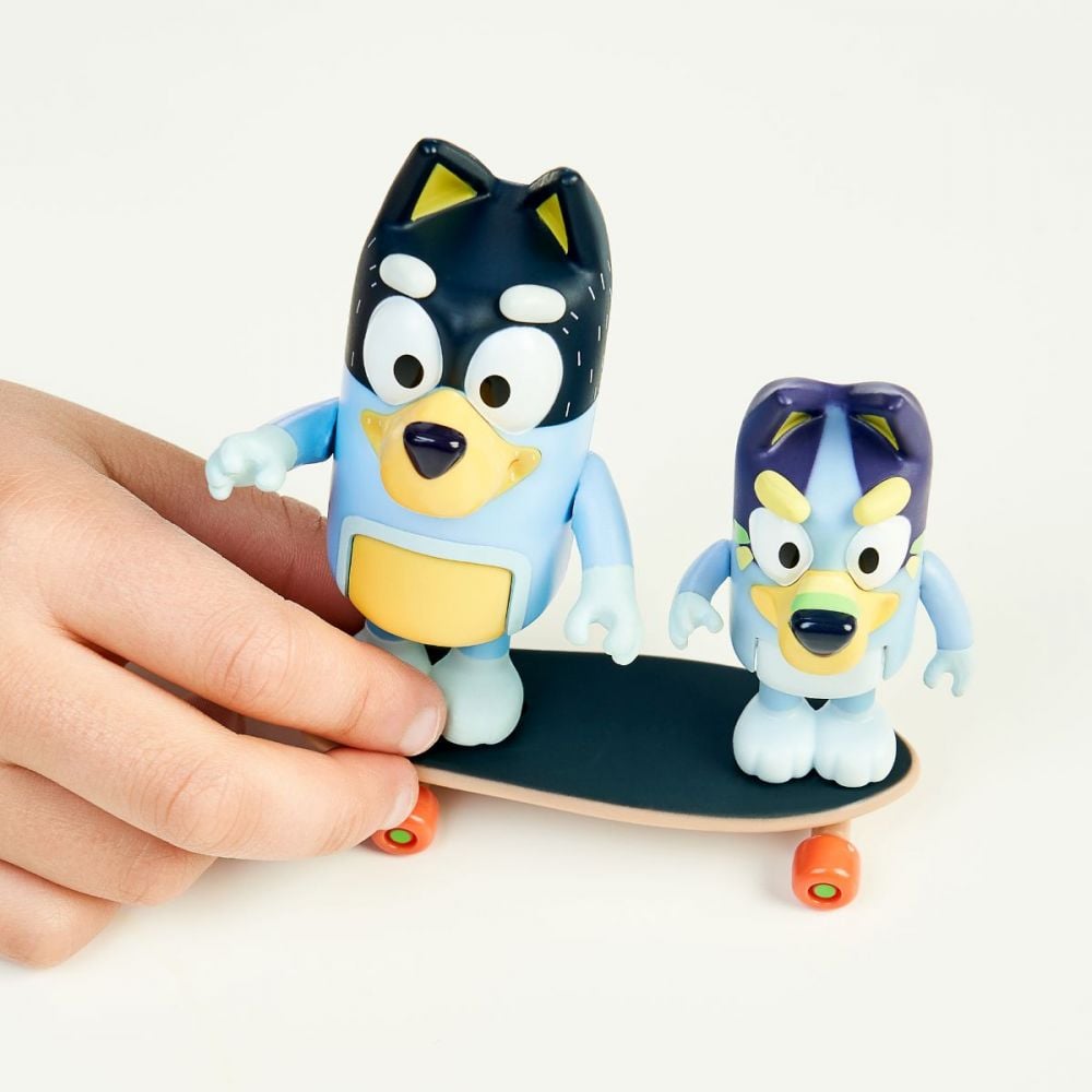 Set 2 figurine Bluey, cu skateboard
