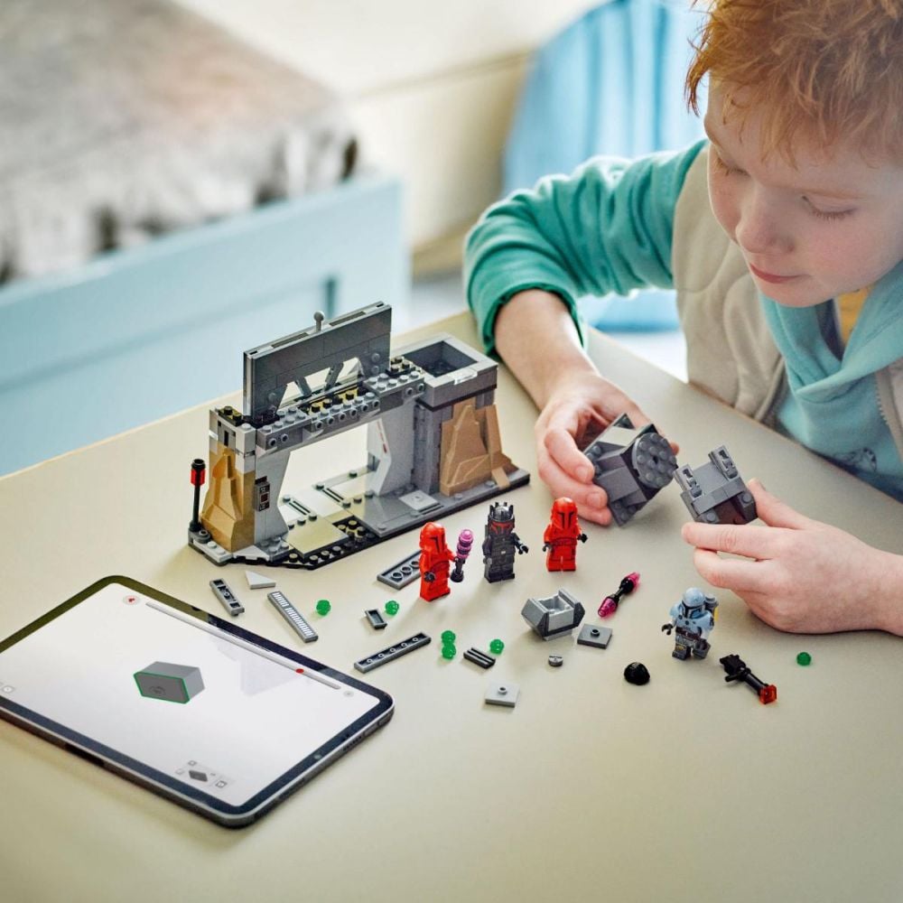 LEGO® Star Wars - Lupta dintre Paz Vizsla™ si Moff Gideon™ (75386)
