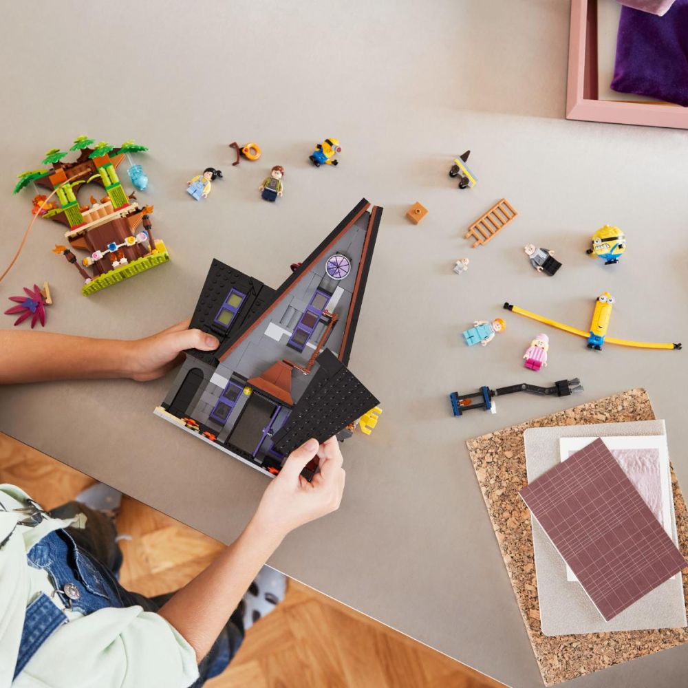 LEGO® Despicable Me - Resedinta de familie a lui Gru si a Minionilor (75583)