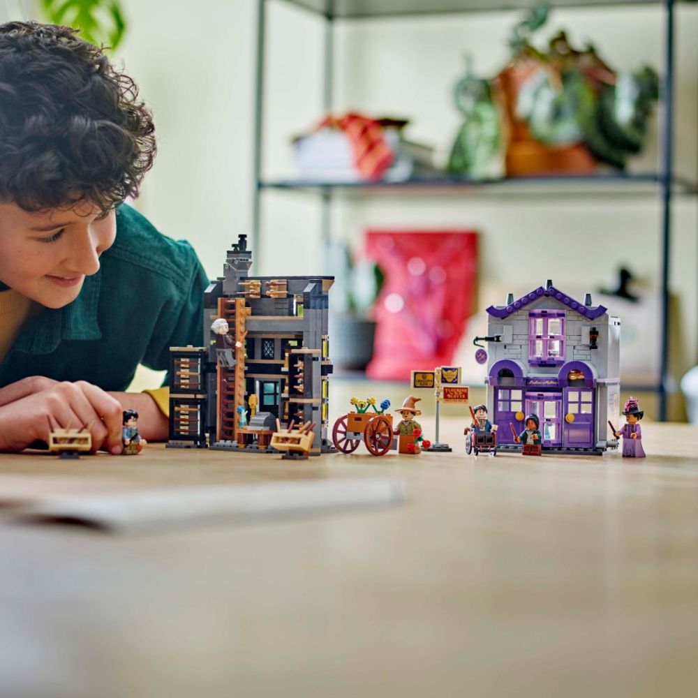 LEGO® Harry Potter - Magazinul de baghete Ollivander si magazinul de haine al lui Madam Malkin (76439)