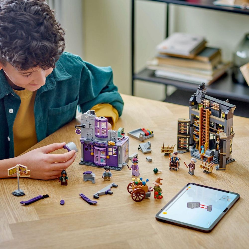 LEGO® Harry Potter - Magazinul de baghete Ollivander si magazinul de haine al lui Madam Malkin (76439)