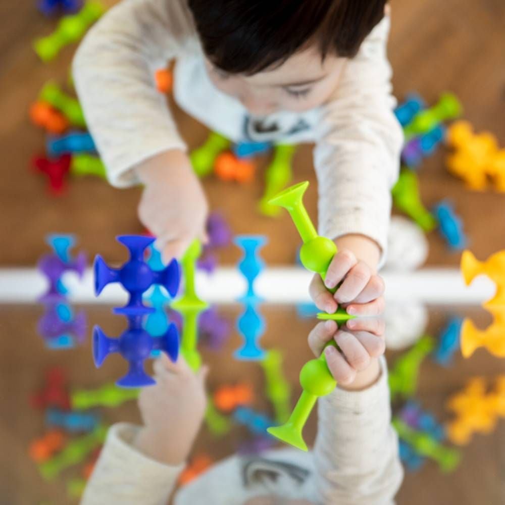 Set de constructie cu 22 de piese cu ventuze, Fat Brain Toys, Squigz Starter