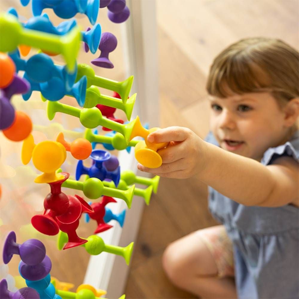 Set de constructie cu 22 de piese cu ventuze, Fat Brain Toys, Squigz Starter