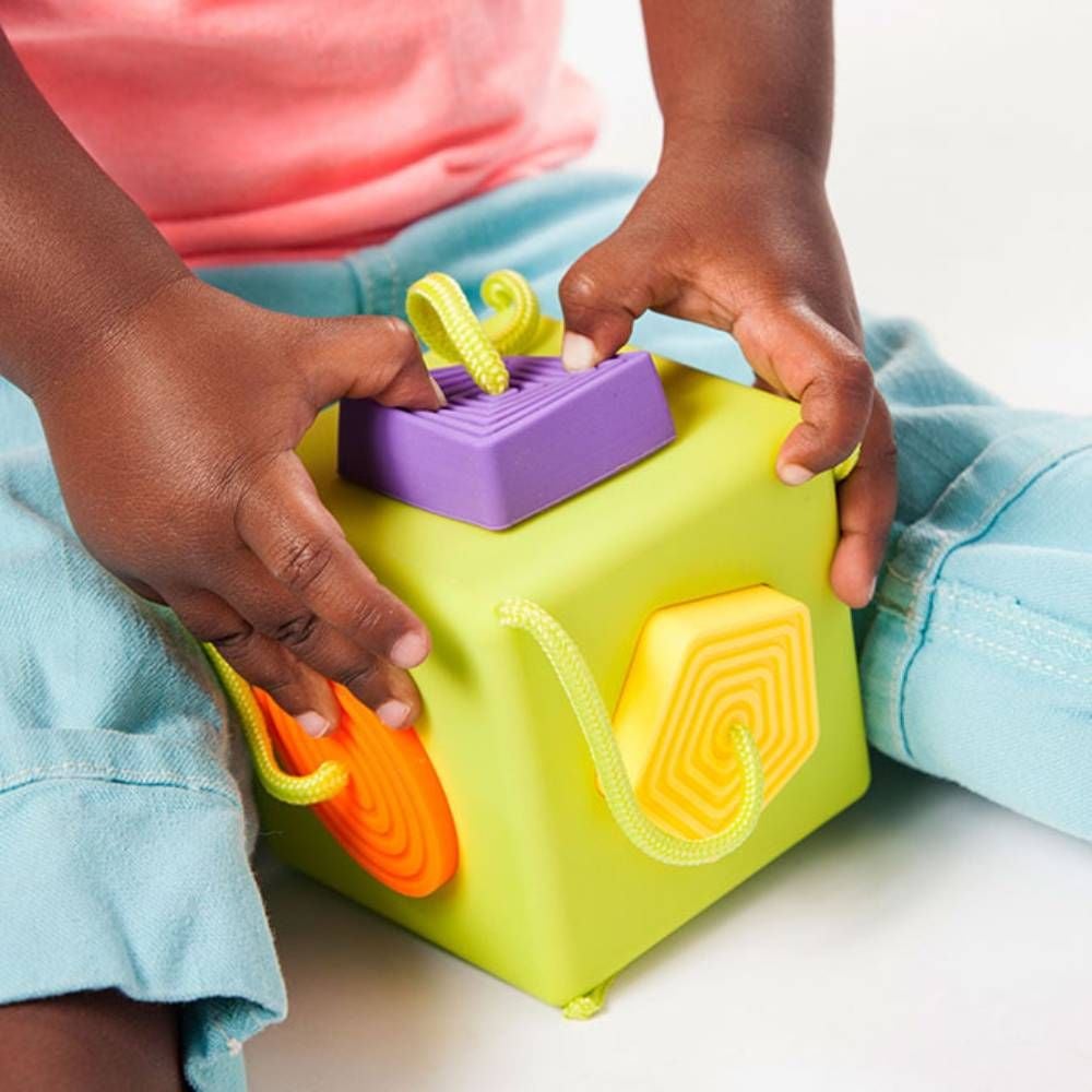 Cub senzorial educativ cu forme din silicon, Fat Brain Toys, OombeeCube