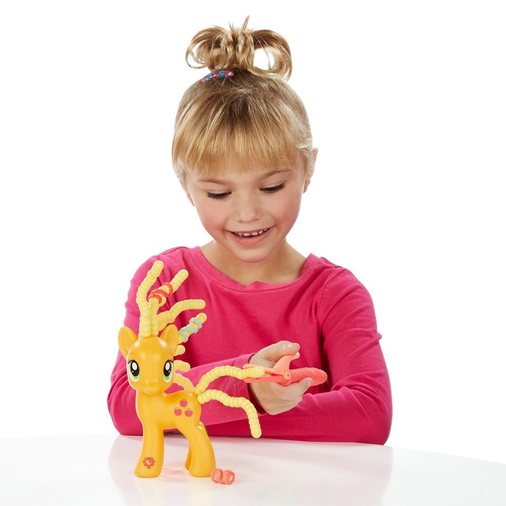 Figurina My Little Pony Friendship is Magic - Applejack cu accesorii pentru par