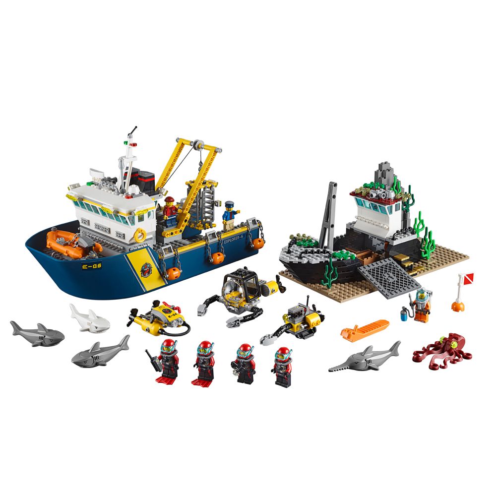 LEGO City - Nava de explorare in largul marii (60095)