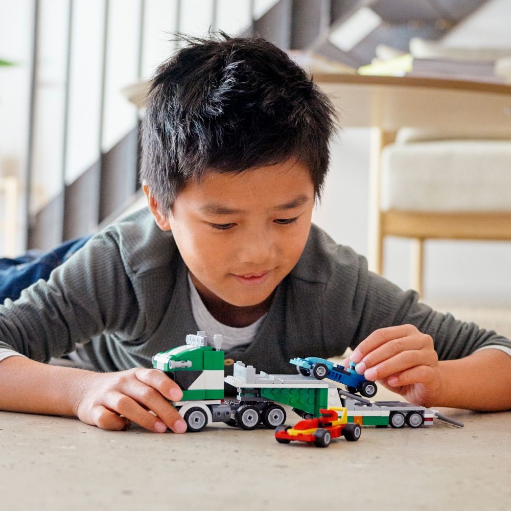 LEGO® Creator - Transportor de masini de curse (31113)