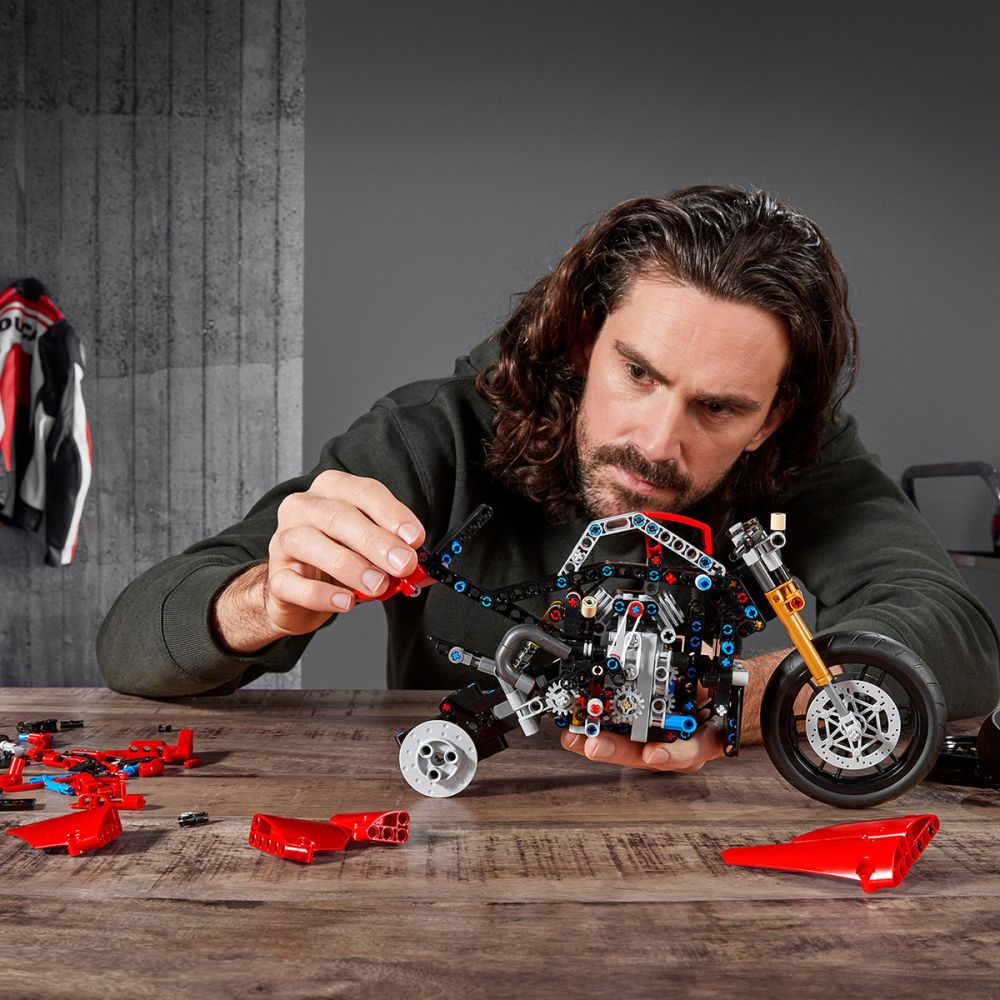 LEGO® Technic - Motocicleta Ducati Panigale V4 R (42107)