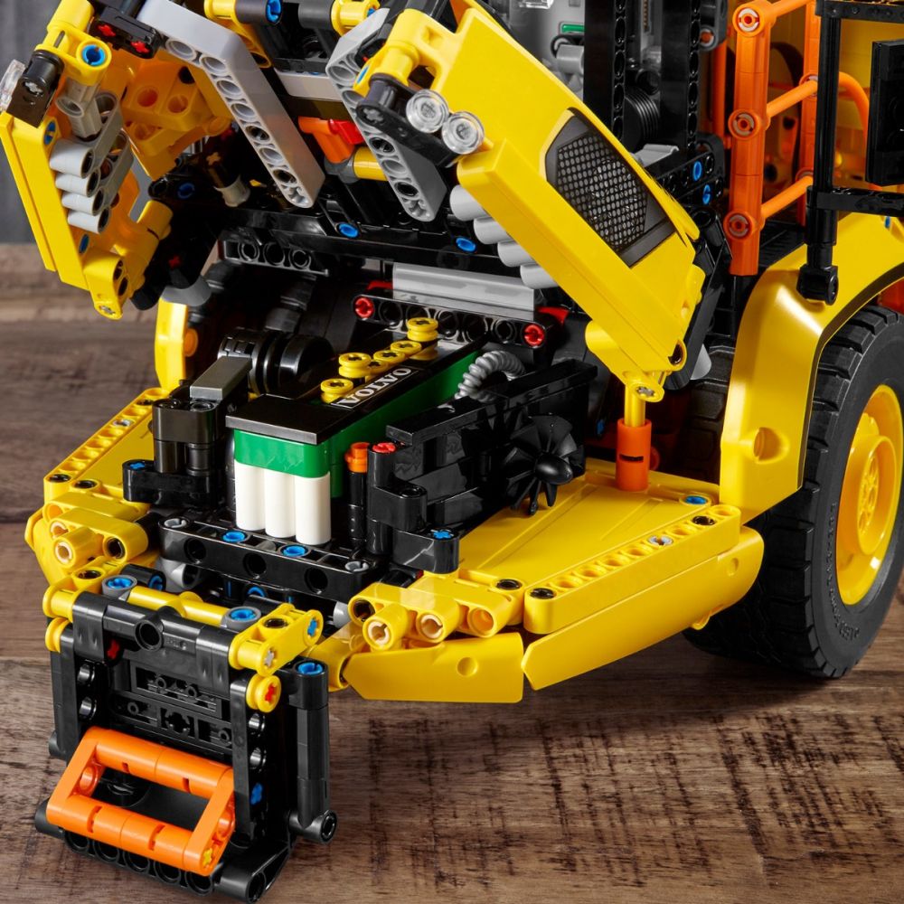 LEGO® Technic - Transportor Volvo 6x6 (42114)