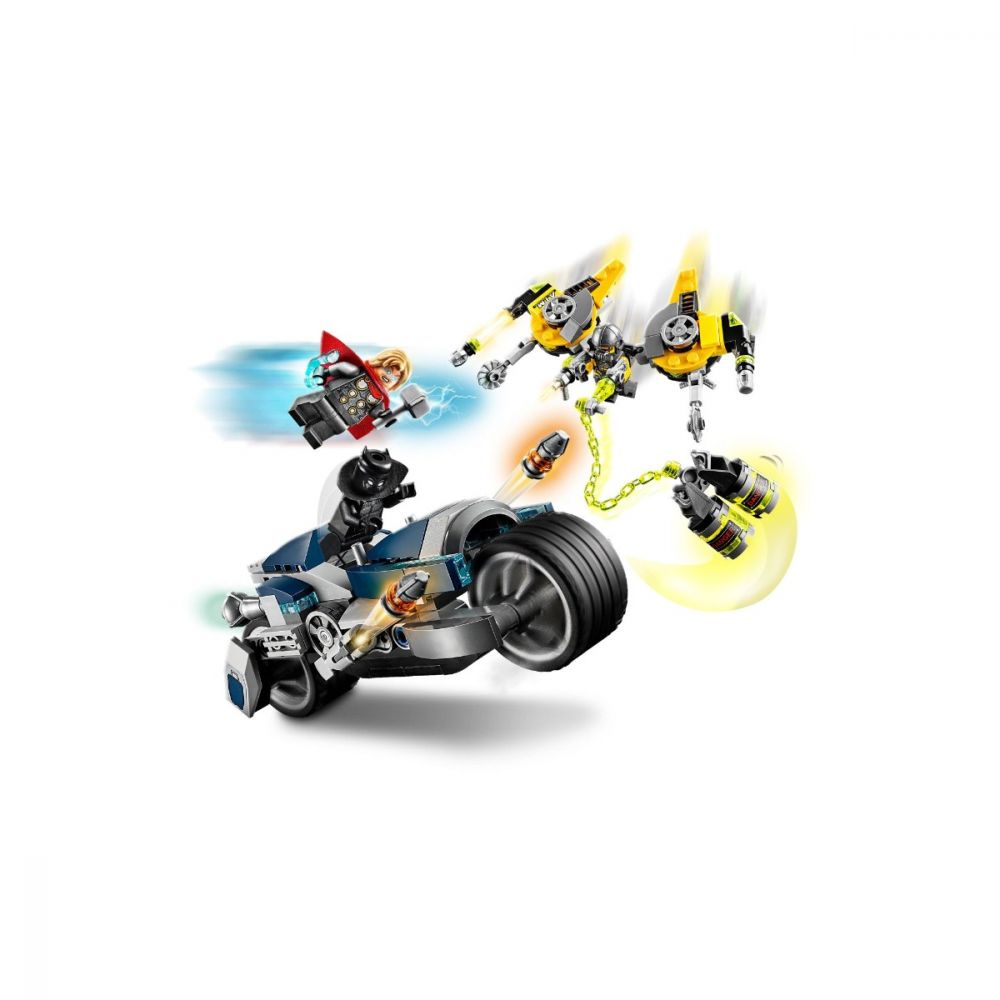 LEGO® Super Heroes - Atacul Razbunatorilor cu motociclete (76142)