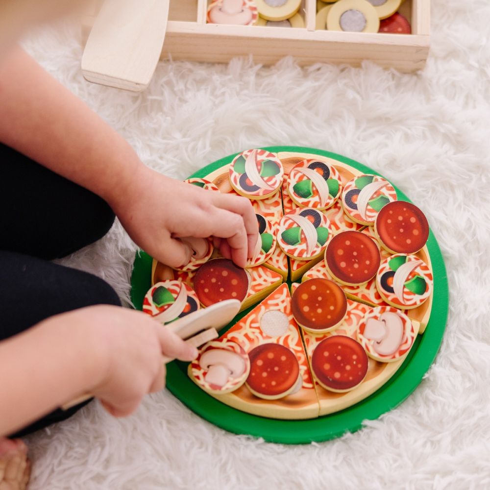Set de joaca din lemn, Melissa & Doug, Petrecere cu Pizza, 36 piese, 6074863