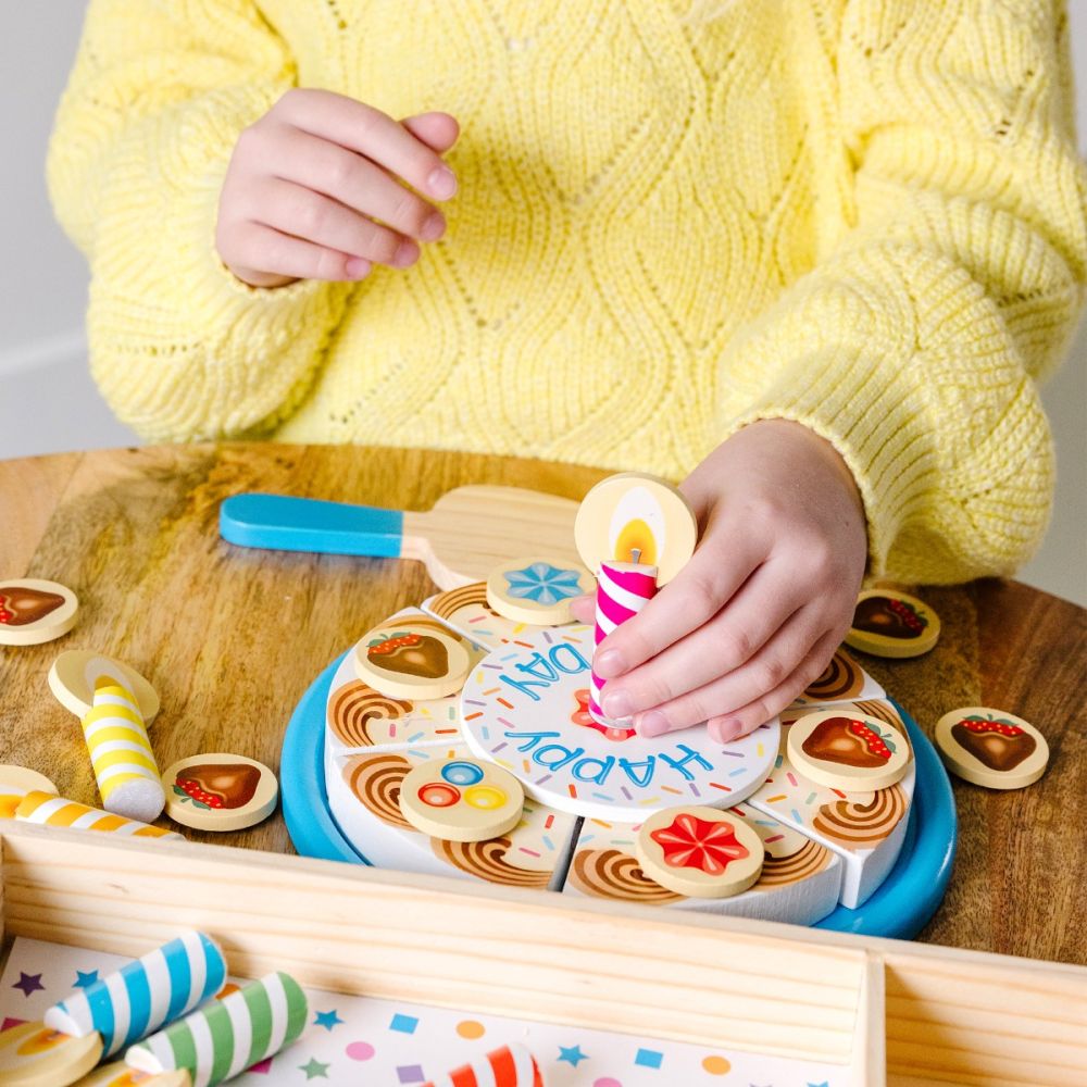 Set de joaca din lemn, Melissa & Doug, Tortul Aniversar, 34 piese, 6074876