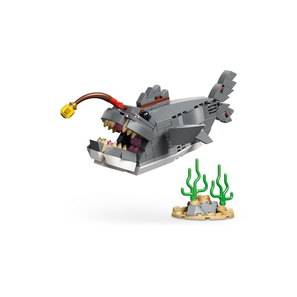 LEGO® Creator - Rechin feroce cu un cufar de comori (31381) | Noriel